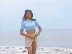 ناتاشا زیباترین فیلم سکسی دنیا شورت سفید خود را درآورد و گربه تراشیده خود را به نمایش گذاشت