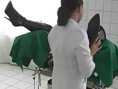 دانشجویان انحرافی یک زیباترین زن سکسی جهان زن چاق را به دیدار دعوت کردند و توسط جمعیت لعنت کردند