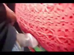 زنی زیبا با جوانان بزرگ طبیعی زیباترین سیکس که در توالت فرش می کند