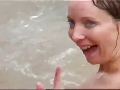 MILF داغ روی میز استخر پخش می شود و خودارضایی زیباترین فیلمهای سکسی می کند