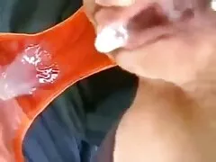 milf لاغر سکس زیباترین ها یک گربه تراشیده را روی تخت دو نفره خودارضایی می کند