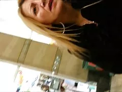 مدل ساده لوح خود را به هنرمند زیباترین کوص واگذار کرد
