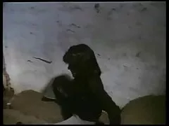 از طریق یک سوراخ در دیوار MILF را تماشا می کند و تصور می کند که چگونه زیباترین سکسهای دنیا او را لعنتی می کند