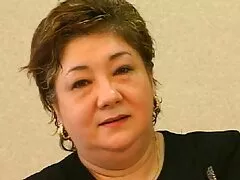 مامان پسرش را زیباترین عکسهای سکسی به دوربین مکید و یک باند خانوادگی را در اتاق خواب ترتیب داد